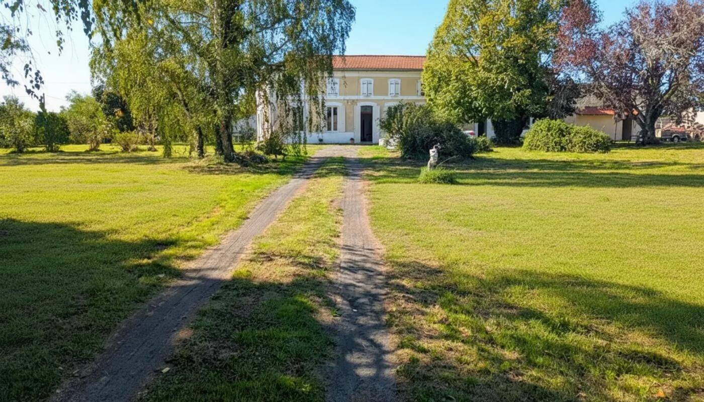 Maison 14 pièces 294 m² · à Plassac · 294 m² · 220 000 €