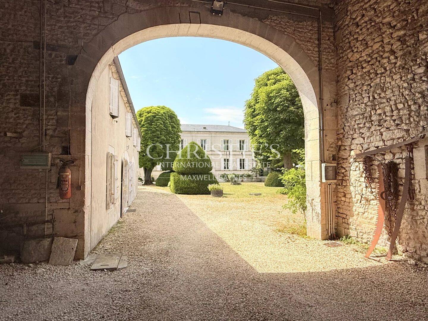 Maison 8 pièces 440 m² · à Cognac · 440 m² · 995 000 €