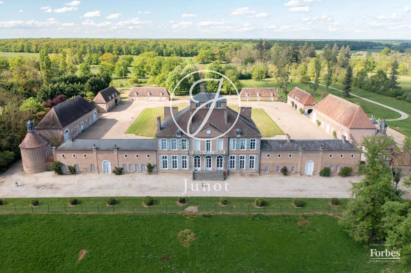 Maison 12 pièces 500 m² · à Bourges · 500 m² · 1 650 000 €