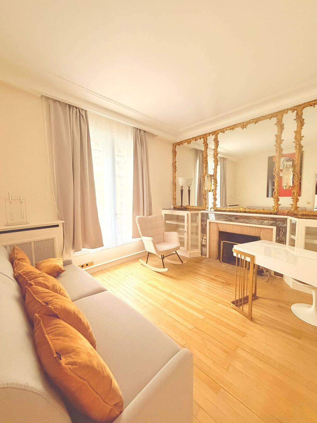 Appartement 5 pièces 213 m² · à Paris 16ème Arrondissement · 213 m² · 9 000 €