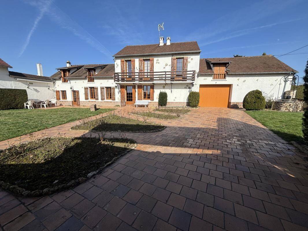 Maison 8 pièces 190 m² · à Longnes · 190 m² · 366 000 €