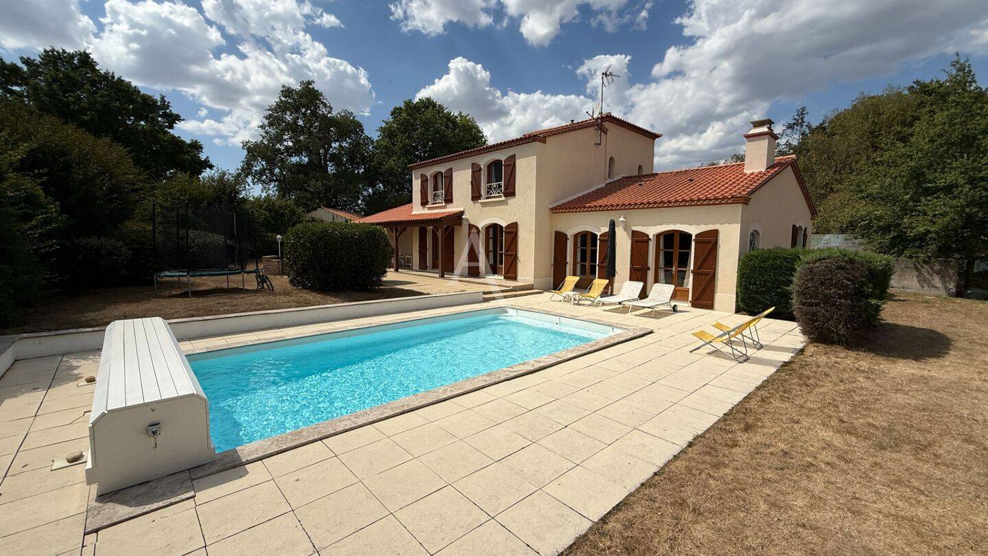 Maison 7 pièces 176 m² · à Aubigny-les Clouzeaux · 176 m² · 439 900 €