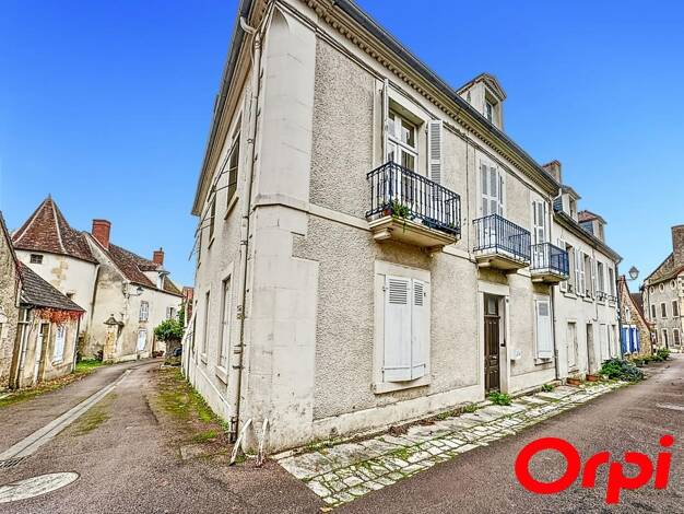 Maison à vendre 82 500 € 10 pièces 8 chambres 400 m² 714 m² de terrain Ainay-le-Château 03360