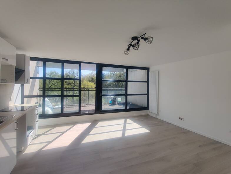 Appartement à louer 1 450 € 4 pièces 3 chambres 74 m² Sous le toit, Étage 3/3 Evry Courcouronnes 91000