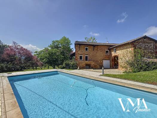 Villa à vendre 799 000 € 6 pièces 4 chambres 180 m² 3 800 m² de terrain Charnay 69380