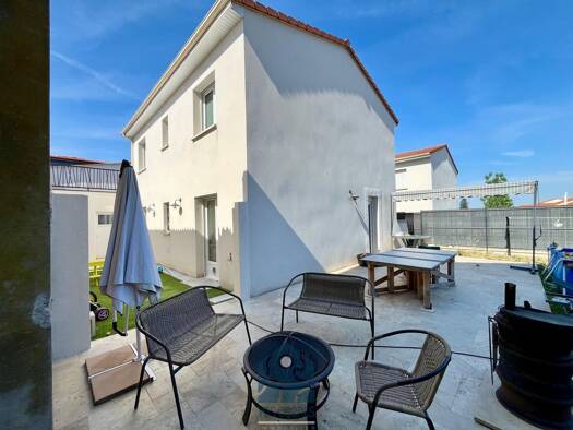Maison à vendre 256 300 € 4 pièces 3 chambres 108 m² 218 m² de terrain Lezoux 63190