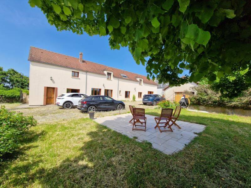 Maison 8 pièces 208 m² · à Courson-les-Carrières · 208 m² · 185 000 €