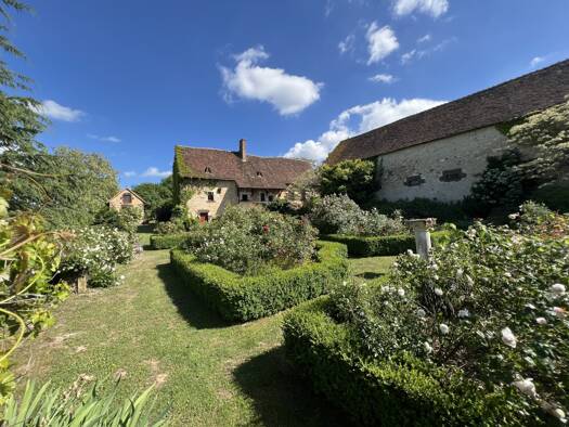 Maison de plain-pied à vendre 550 000 € 6 pièces 3 chambres 200 m² 9 100 m² de terrain Assigny 18260