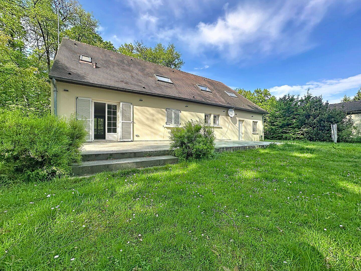 Maison 8 pièces 167 m² · à Lamorlaye · 167 m² · 2 690 €