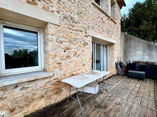 Appartement à louer 1 140 € 4 pièces 3 chambres 82 m² RDC Lançon-Provence 13680