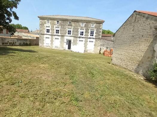 Maison à vendre 171 000 € 9 pièces 3 chambres 235 m² 2 245 m² de terrain Montigné 16170