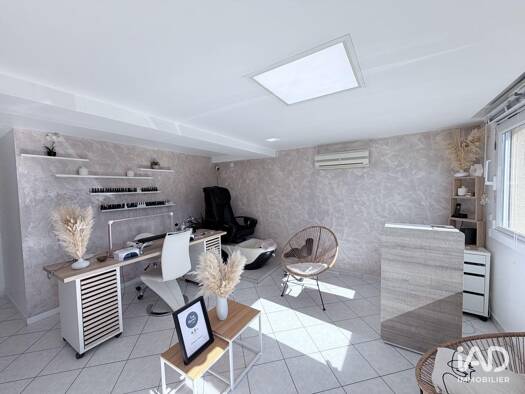 Boutique à vendre 54 000 € 70 m² de surface de vente Orgeval 78630