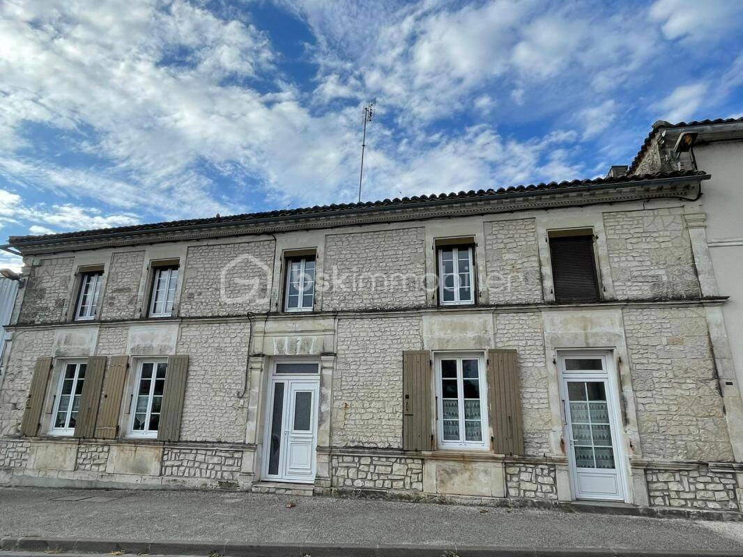 Maison 8 pièces 180 m² · à Jarnac-Champagne · 180 m² · 134 500 €