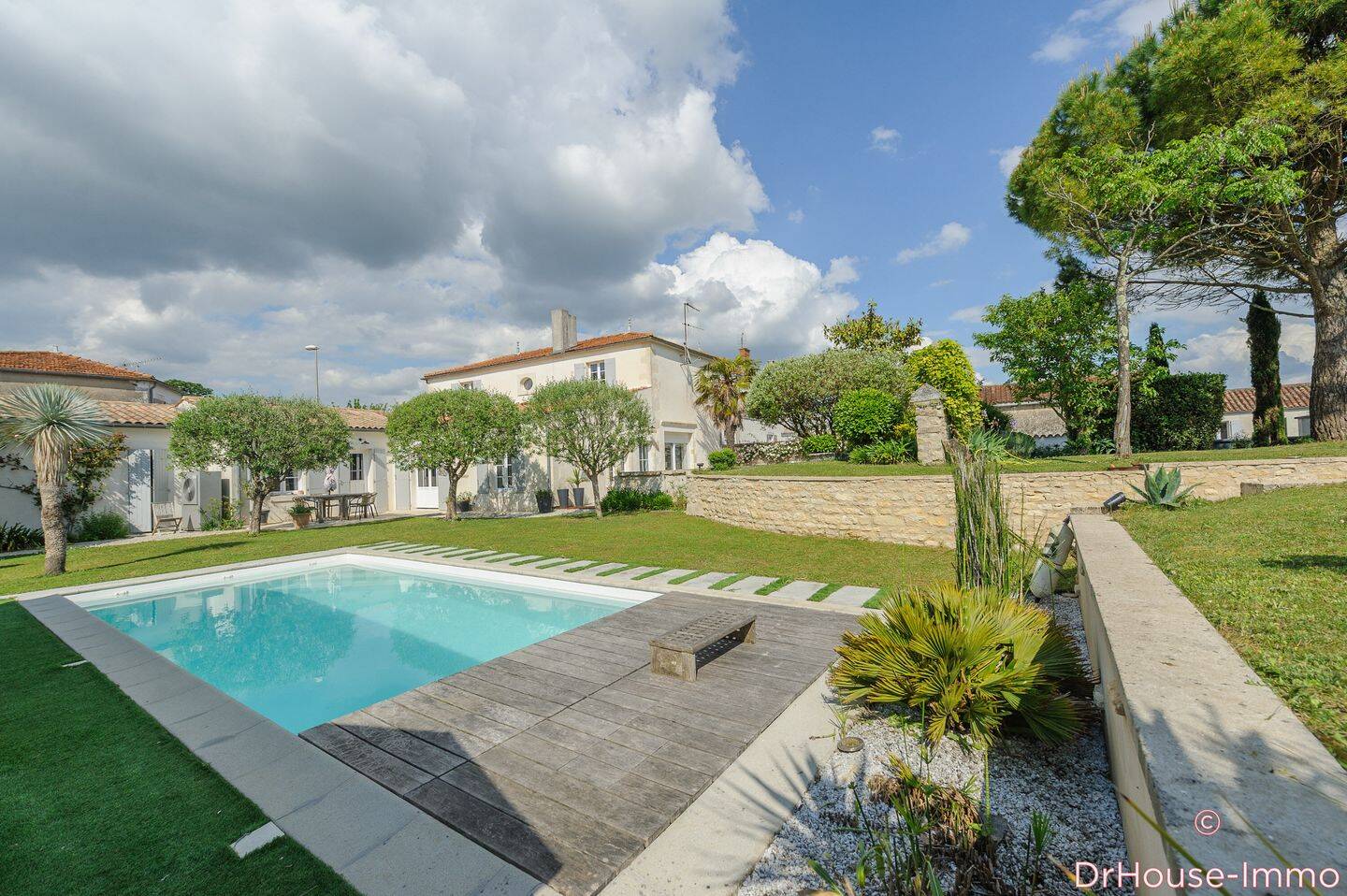 Maison 10 pièces 250 m² · à Thairé · 250 m² · 988 000 €