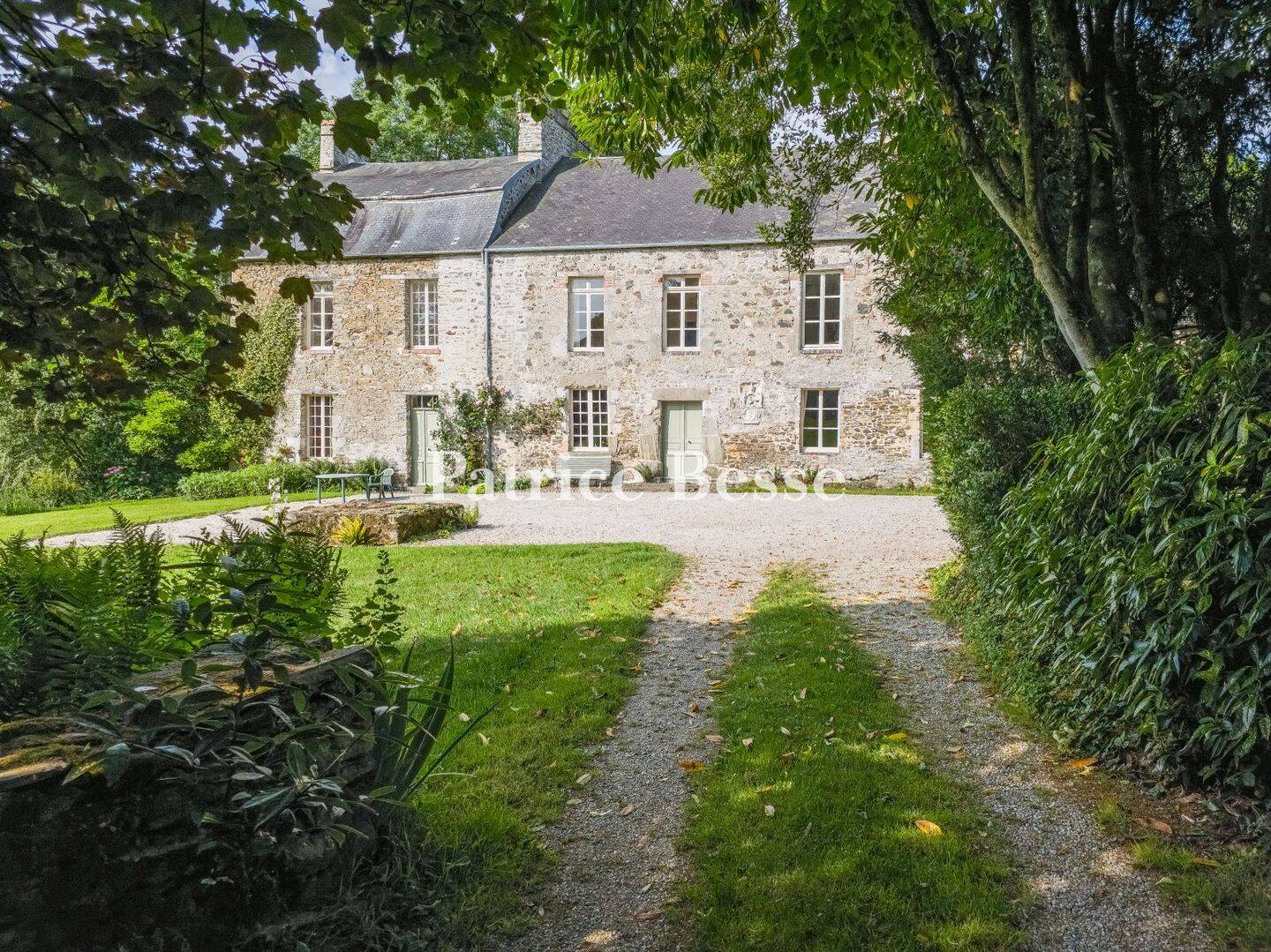 Maison 11 pièces 330 m² · à Marigny-le-Lozon · 330 m² · 855 000 €