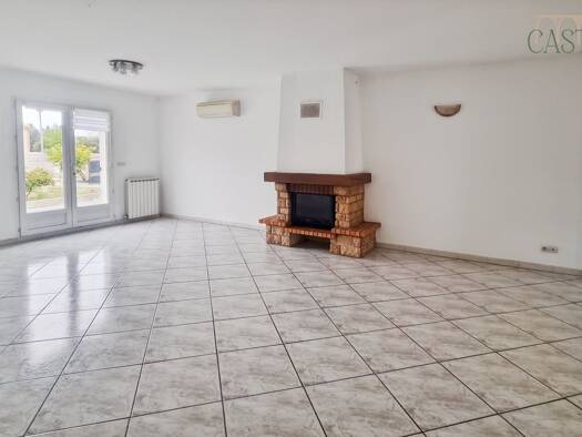 Maison à louer 1 650 € 4 pièces 3 chambres 122 m² 807 m² de terrain Centre Ville Castries 34160