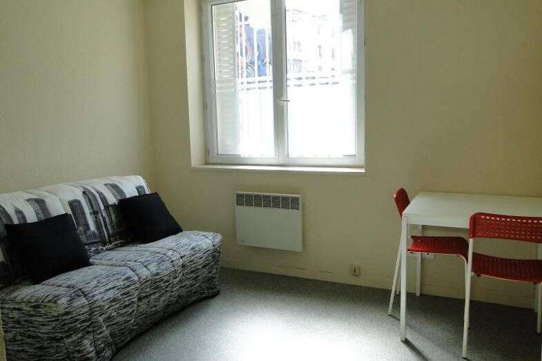 Appartement à louer 380 € 1 pièce 15 m² Étage 2/1 disponible à partir du 11/05/2025 Lecoq Clermont-Ferrand 63000