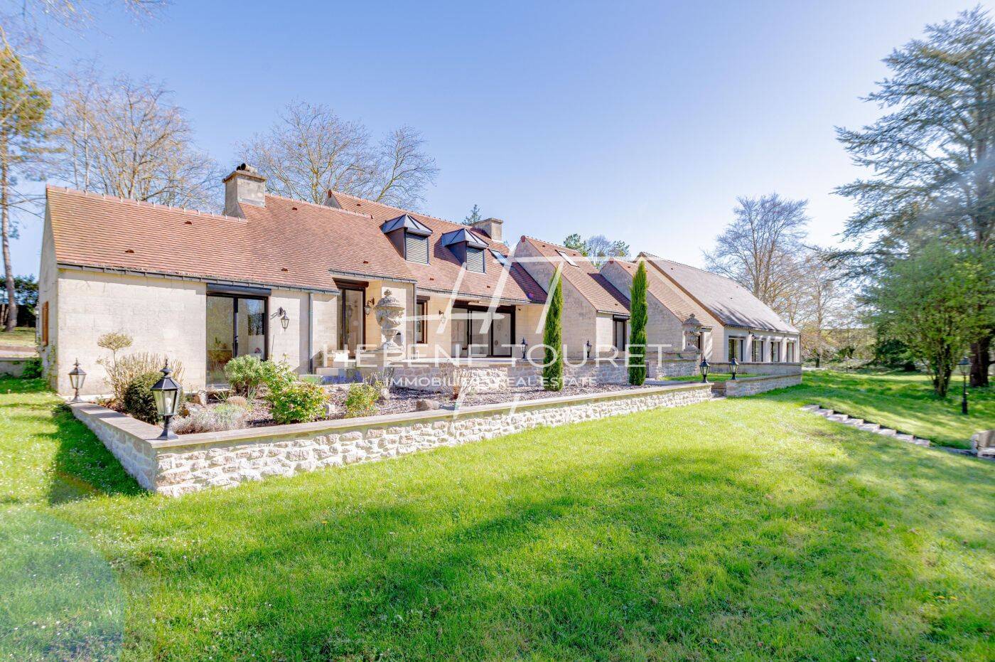 Maison 7 pièces 450 m² · à Fontaine-Chaalis · 450 m² · 1 450 000 €
