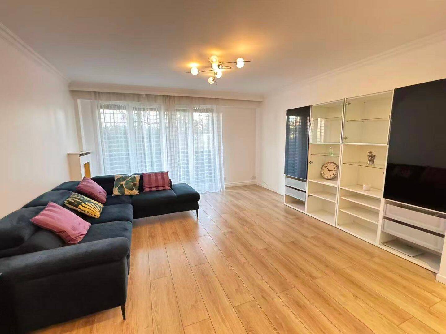 Appartement 3 pièces 81 m² · à Ville-d'Avray · 81,2 m² · 2 100 €