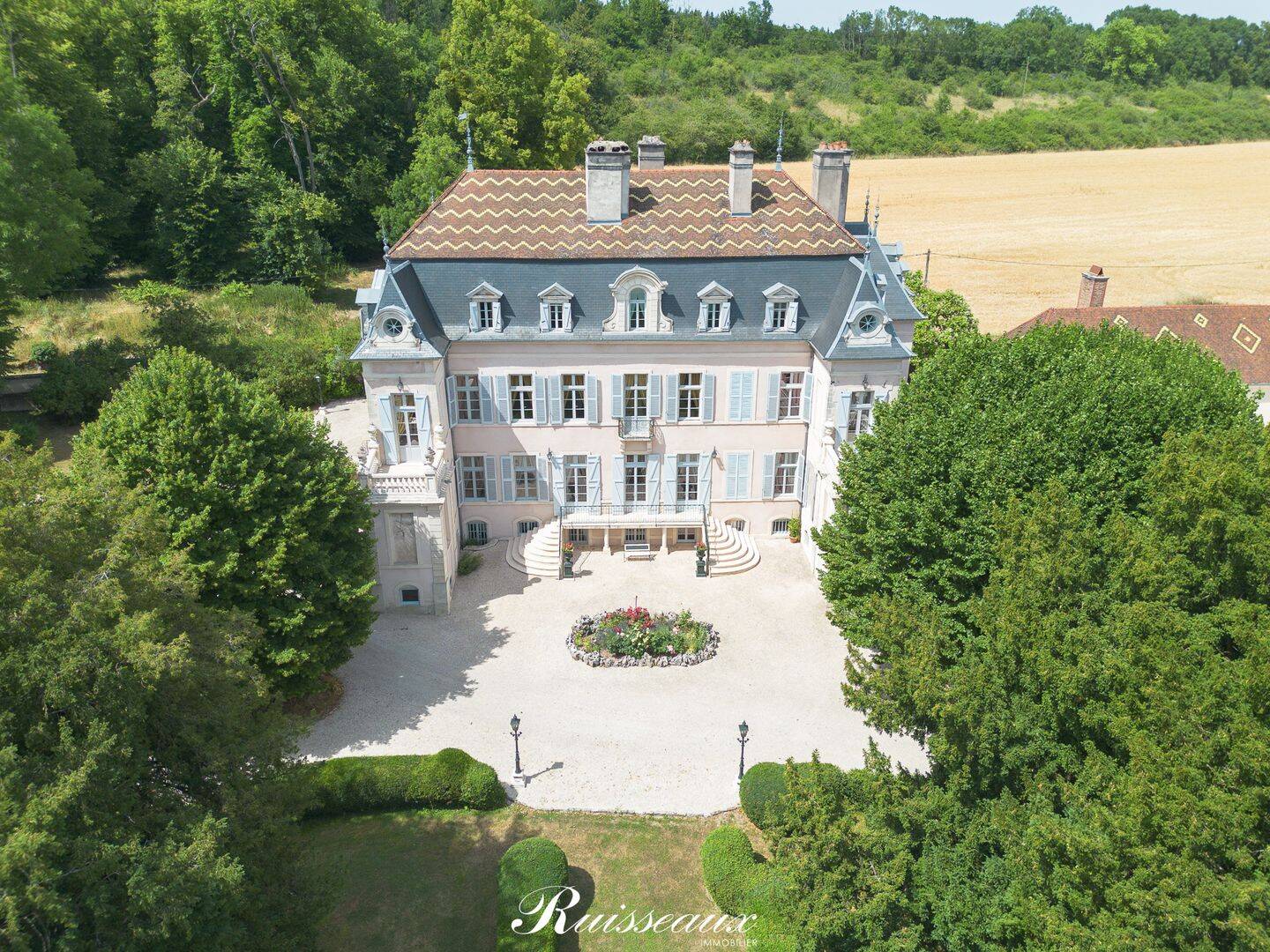Maison 17 pièces 685 m² · à Gemeaux · 685 m² · 2 200 000 €