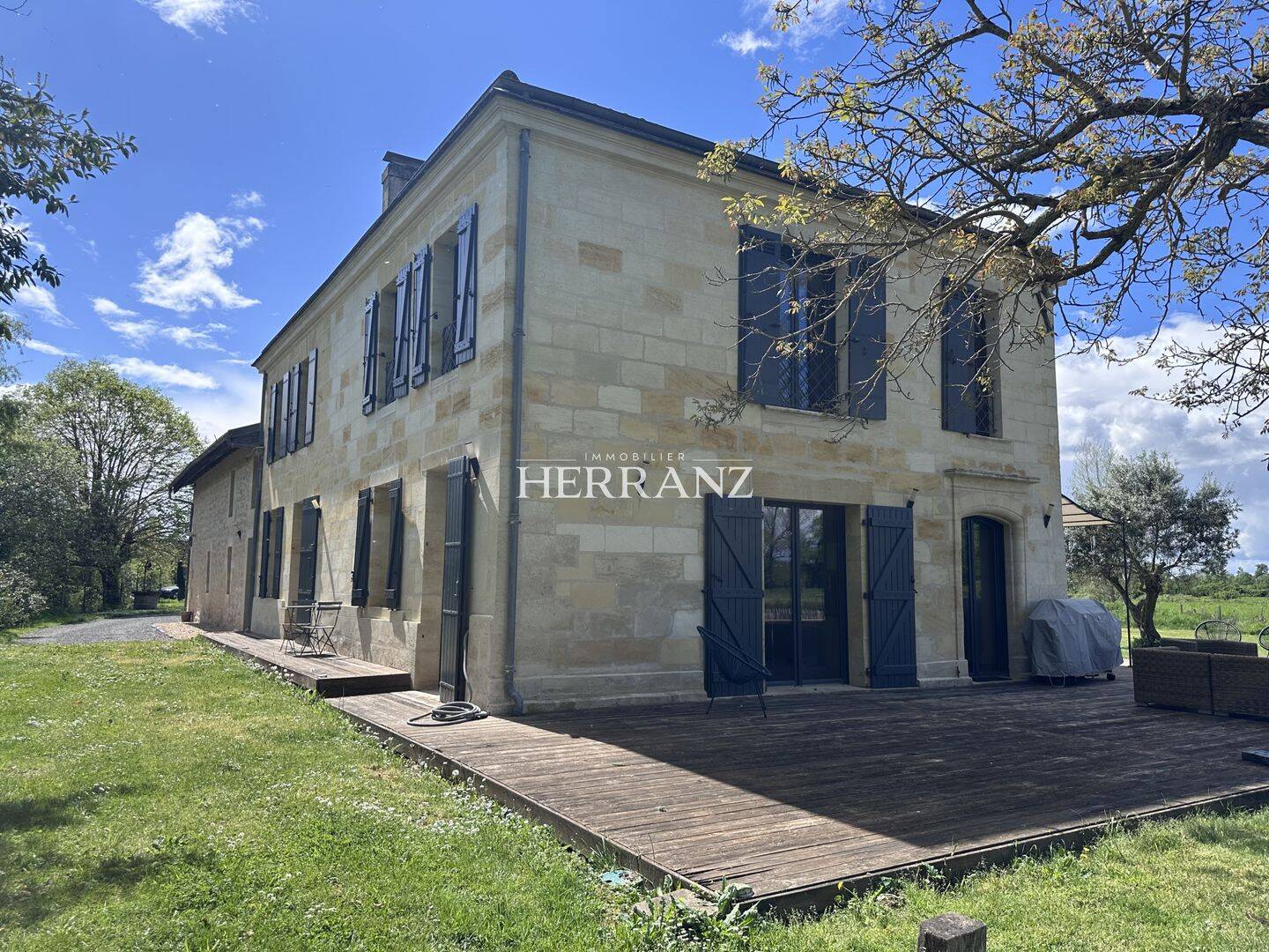 Maison 7 pièces 330 m² · à Izon · 330 m² · 893 000 €