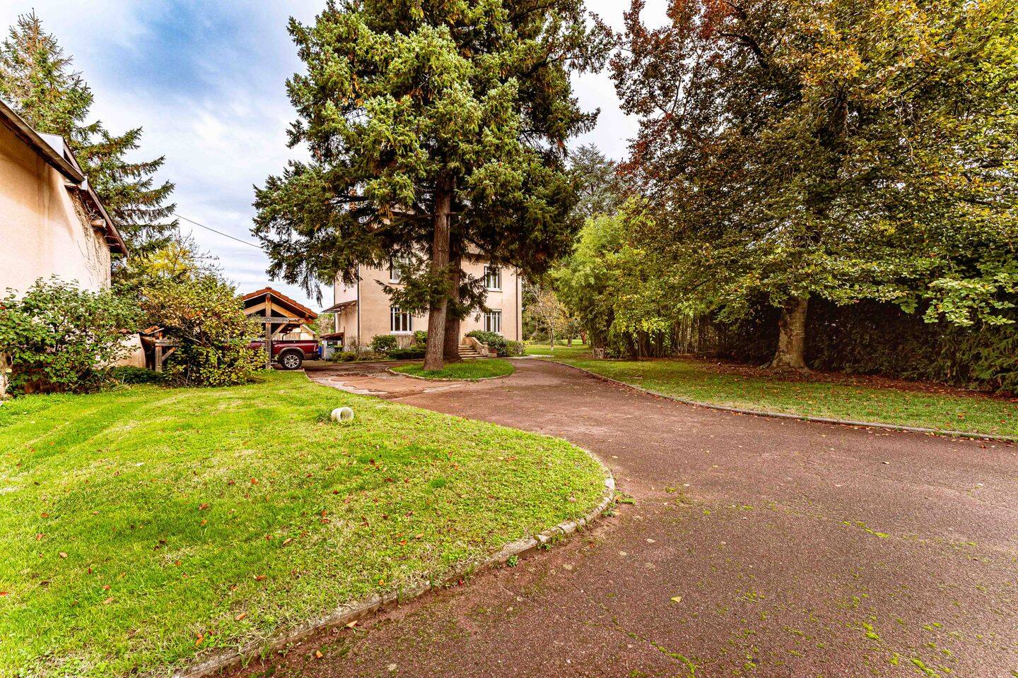 Maison 10 pièces 377 m² · à Chamagnieu · 376,9 m² · 649 000 €