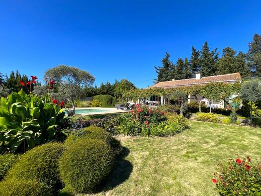 Maison à vendre 360 000 € 5 pièces 3 chambres 110 m² 1 406 m² de terrain Centre Ville-Mejan-La Cité Arles 13200