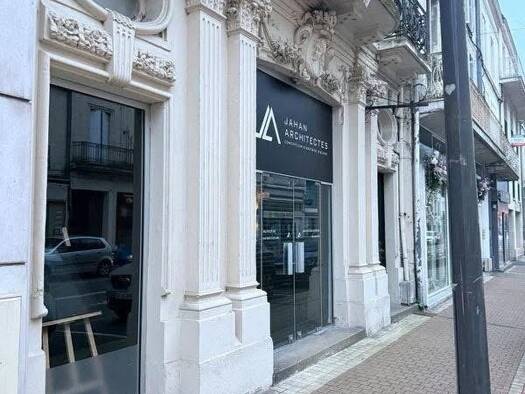 Local commercial à louer 900 € 35 m² de surface de vente Centre Ville-Fenet-Petit Puy Saumur 49400