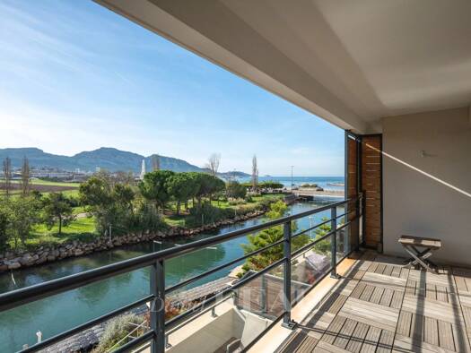 Duplex à vendre 1 090 000 € 5 pièces 4 chambres 139 m² Étage 1/1 La Plage Marseille 8ème arrondissement 13008