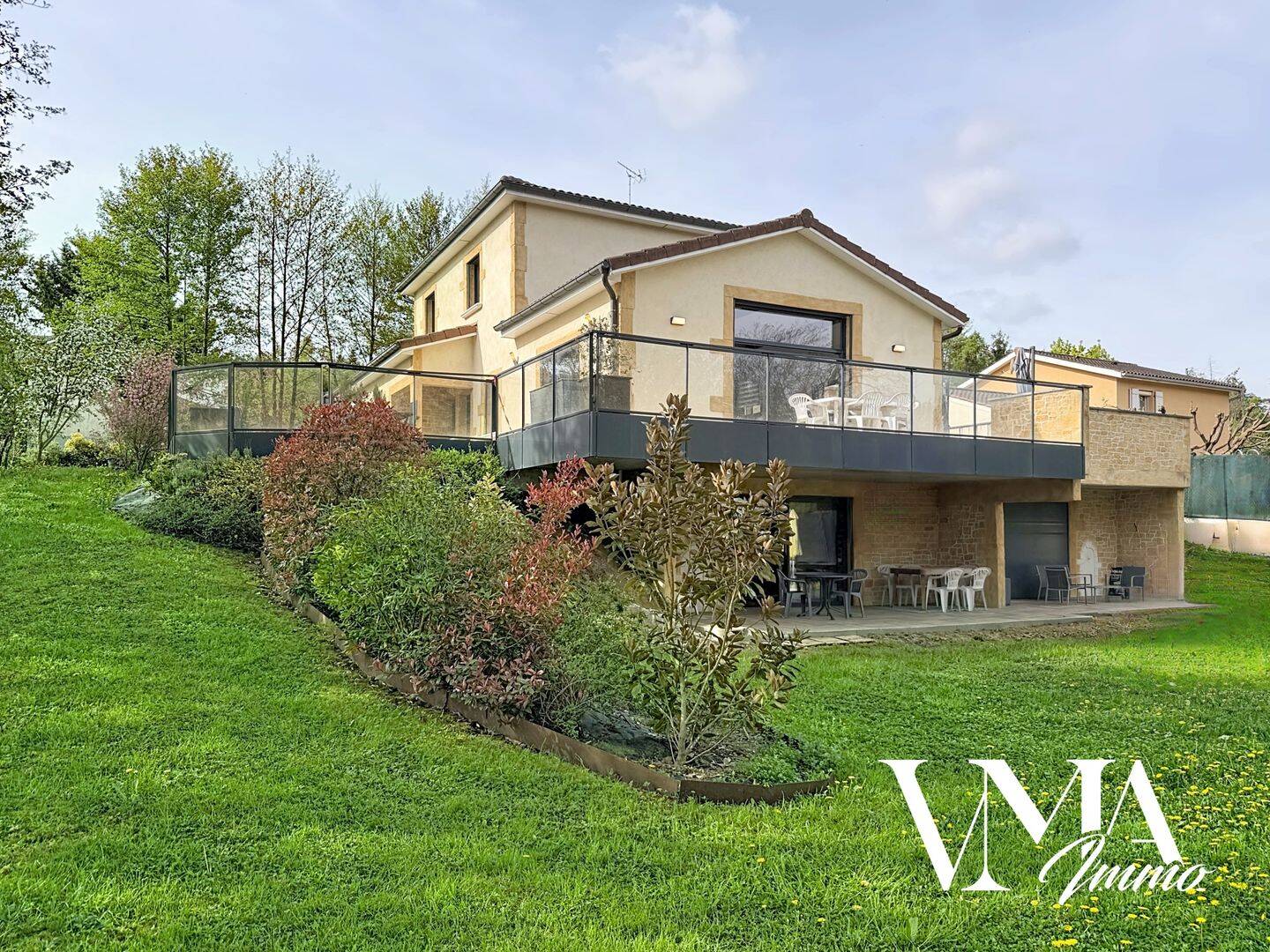 Maison 7 pièces 256 m² · à Porte des Pierres Dorées · 256 m² · 860 000 €
