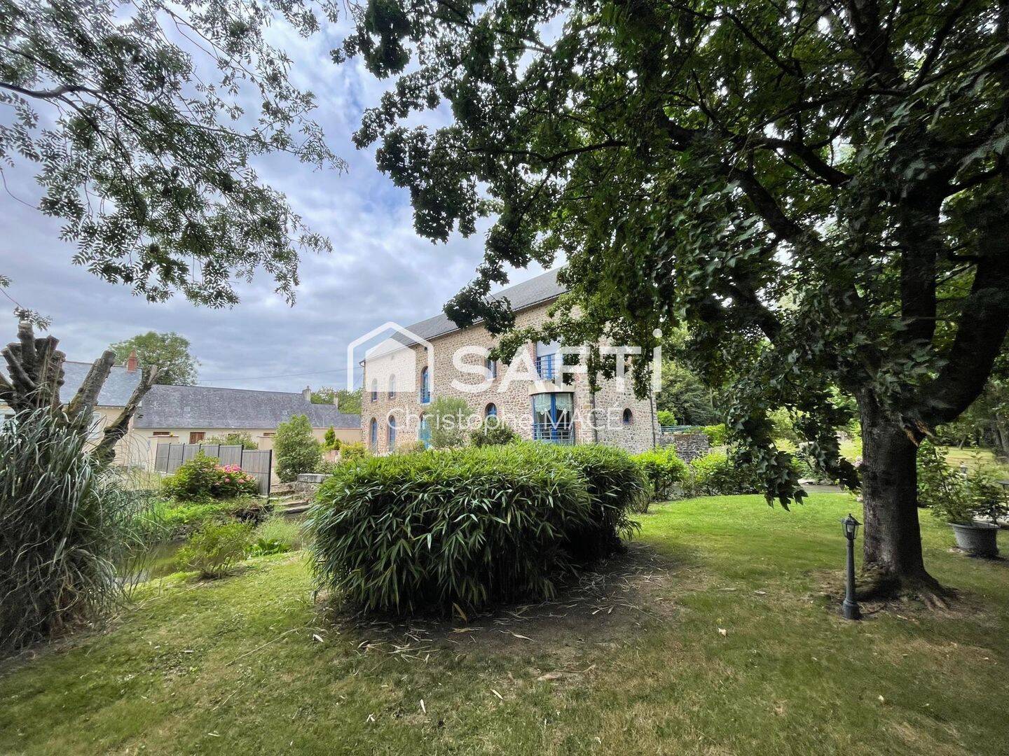 Maison 6 pièces 297 m² · à Montsûrs · 297 m² · 465 000 €