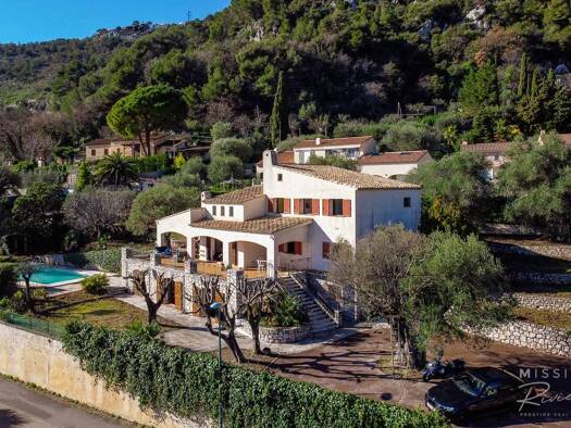 Villa à vendre 3 190 000 € 10 pièces 6 chambres 250 m² 2 676 m² de terrain La Turbie 06320