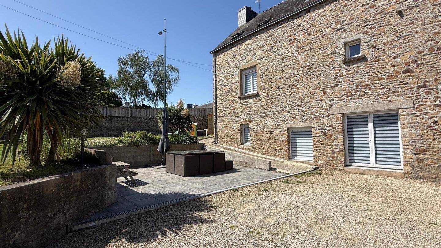 Maison 8 pièces 161 m² · à Pluvigner · 161 m² · 329 900 €