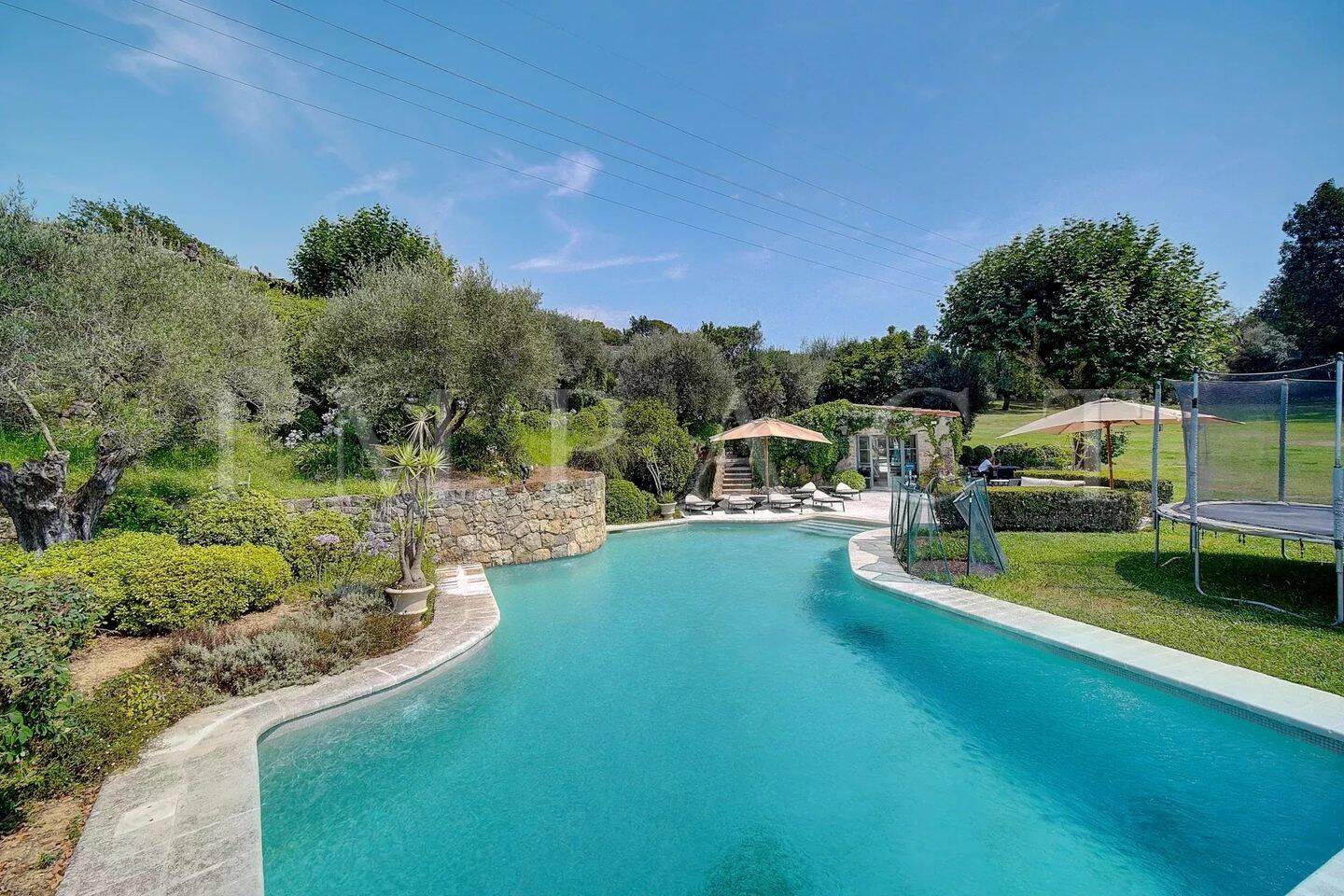 Maison 9 pièces 750 m² · à Mougins · 750 m² · 19 500 €