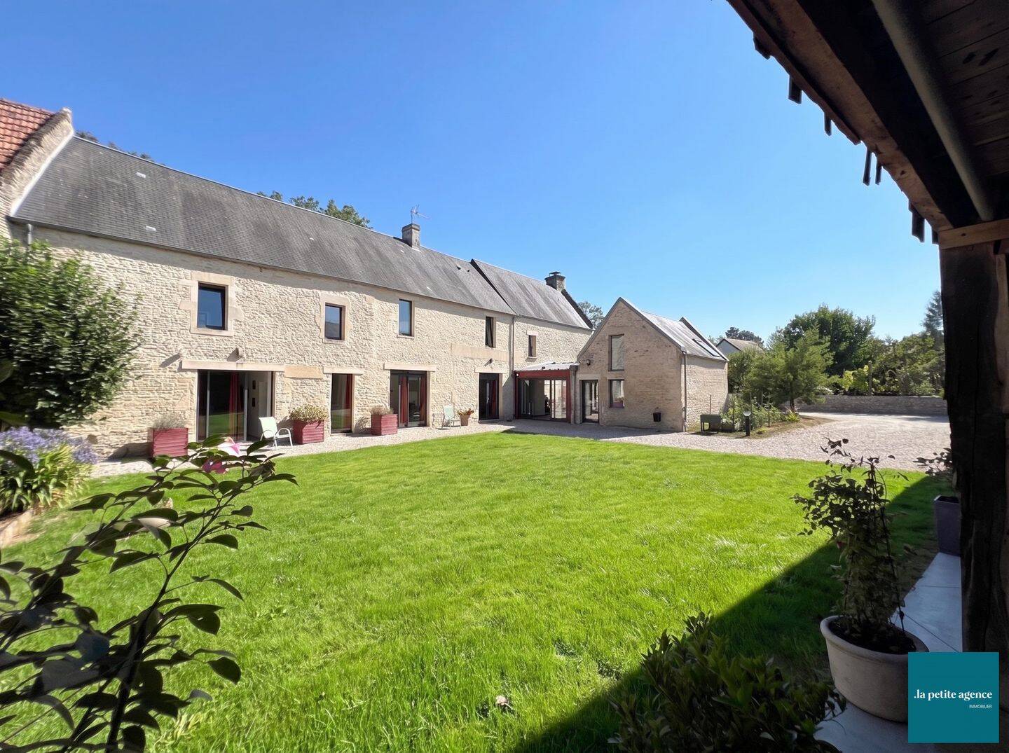 Maison 10 pièces 265 m² · à Mathieu · 264,7 m² · 964 950 €