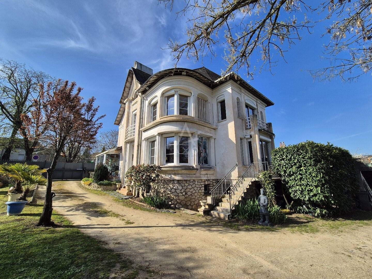 Maison 9 pièces 198 m² · à Longué-Jumelles · 198 m² · 328 000 €