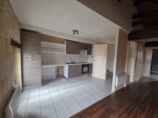 Appartement à louer 785 € 4 pièces 3 chambres 95 m² Étage 2/2 Targon 33760