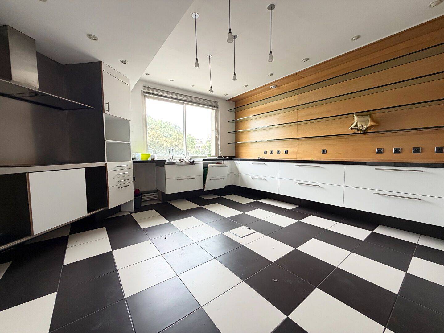 APPARTEMENT T6 EN DUPLEX AVEC TERRASSE, GARAGES ET CAVES, DERNI — 6