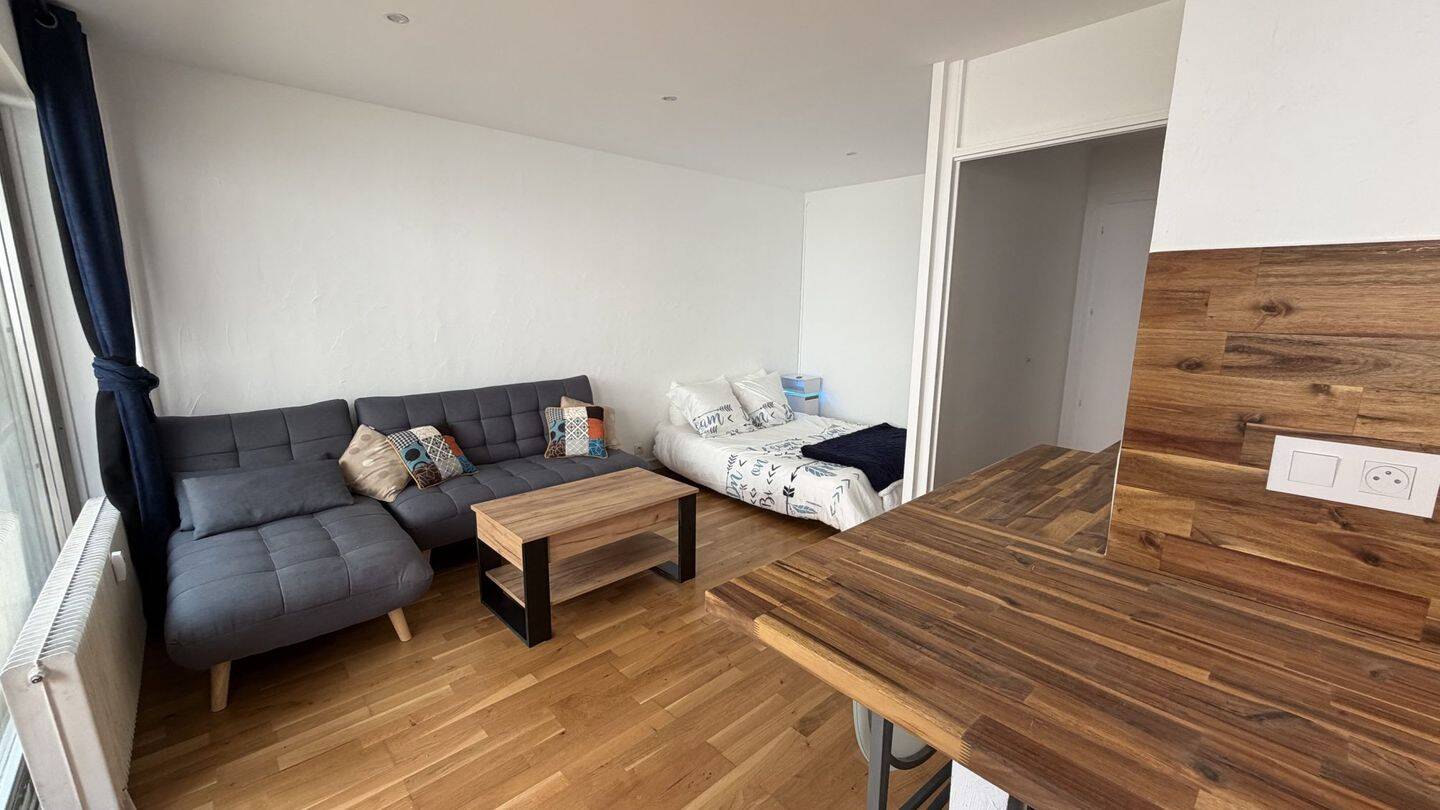 Dans résidence avec piscine, concierge — 2