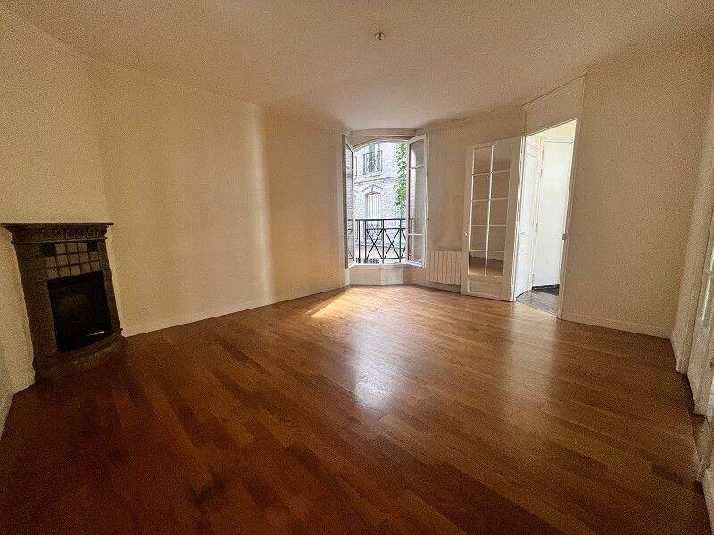 Appartement 4 pièces 84 m² · à Paris 10ème Arrondissement · 84,1 m² · 2 360 €/mois