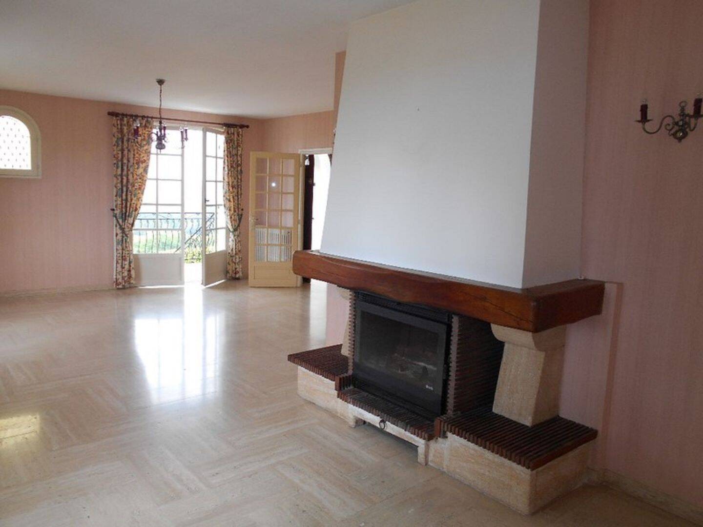 Maison 4 pièces 74 m² · à Sénas · 74 m² · 945 €