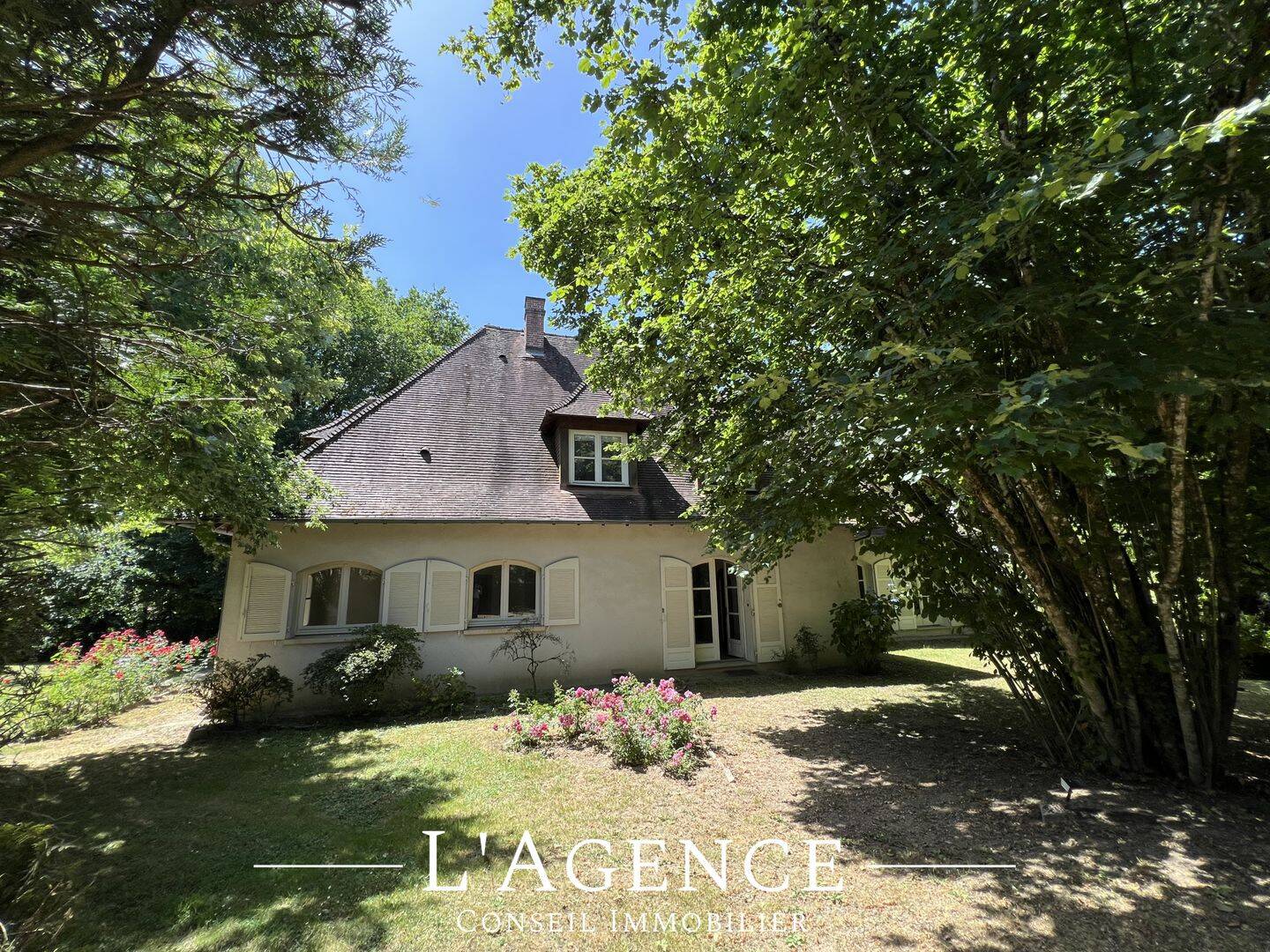 Maison 8 pièces 288 m² · à Limoges · 287,6 m² · 2 200 €