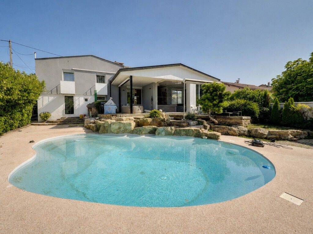 Maison 6 pièces 150 m² · à Saint-Jean-le-Vieux · 150 m² · 360 000 €