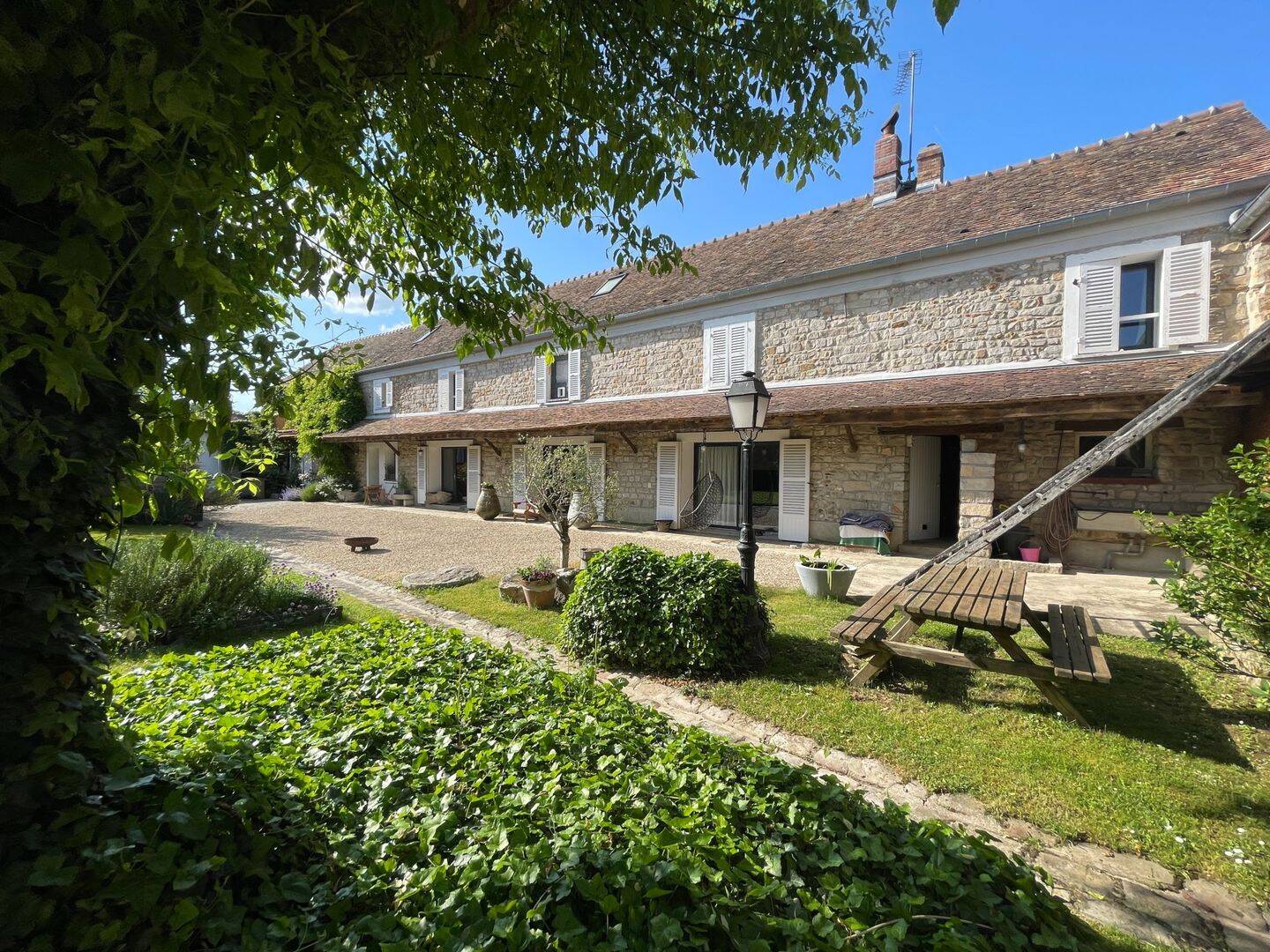Maison 10 pièces 300 m² · à Arbonne-la-Forêt · 300 m² · 2 000 €