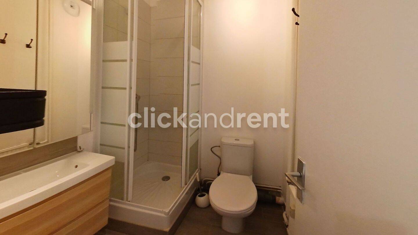 Chambre spacieuse avec TV — 3