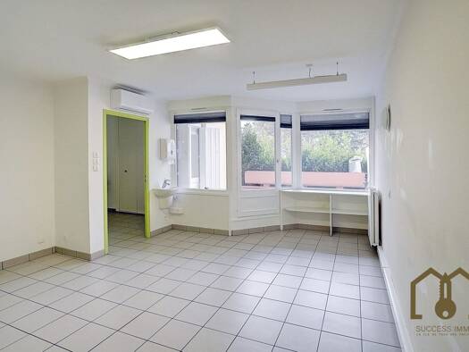 Local commercial à vendre 170 000 € 77 m² de surface de vente Le Centre Vaulx-en-Velin 69120