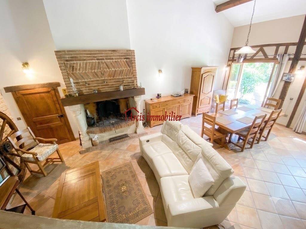 Maison 7 pièces 228 m² · à Mailly-le-Camp · 228 m² · 241 500 €