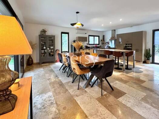 Villa à vendre 895 000 € 8 pièces 5 chambres 205 m² 3 100 m² de terrain La Ville L'Isle-sur-la-Sorgue 84800