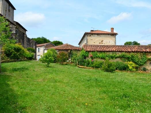 Maison à vendre 163 900 € 6 pièces 4 chambres 184 m² 1 174 m² de terrain Cherves-Châtelars 16310