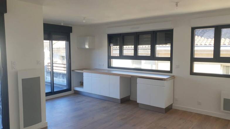 Appartement à louer 850 € 4 pièces 3 chambres 81,3 m² Sous le toit, Étage 2/2 Vieux Bergerac Bergerac 24100